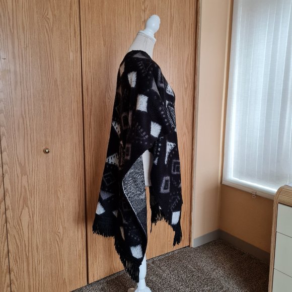 Poncho Shawl Black White Grey Gray Geometric Fringe Tassle Boho Openfront - Picture 2 of 5